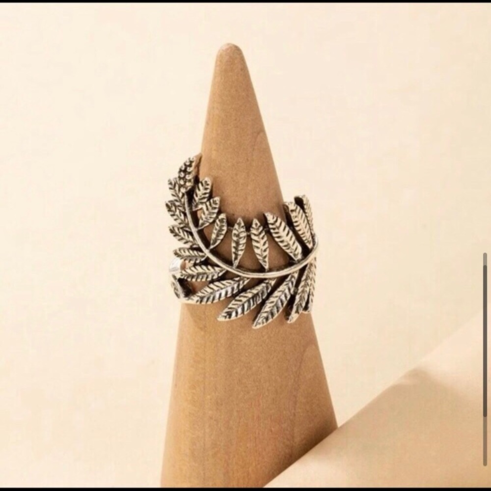 LAST ONE in this listing: Antique women’s silver leaf ring - Picture 4 of 4